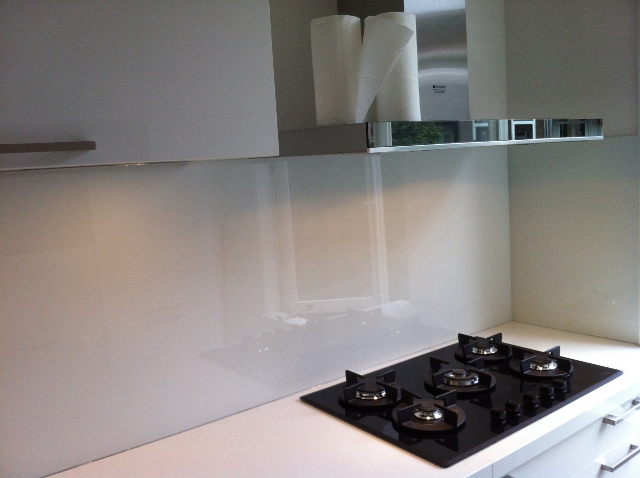 DEQORI Keukenachterwand van glas | Motief brood met deegroller | 80x60 cm | Achterwand voor badkamer of keuken | Spatbescherming voor kookplaat voor keuken en badkamer | moderne decoratie voor